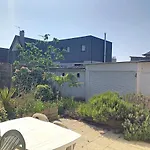 Hébergement de vacances Jolie Maison à 400m De La Plage, Proche Centre-ville, Avec Terrasse Et Wifi Gratuit - Fr-1-361-55 *